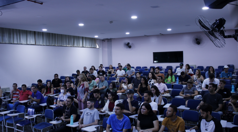 “É um evento de aluno para aluno”, foi o que disse Adilson Spim, coordenador do curso de Marketing. | Créditos: Gabriel Albuquerque 